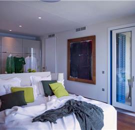 Luxury 4 Bedroom Villa with Infinity Pool, Sauna and Sea Views in Sveti Jakov, near Dubrovnik, Sleeps 8